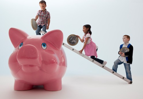 Hãy dạy trẻ tiết kiệm tiền càng sớm càng tốt. (Ảnh minh họa).